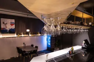 모던 감성의 이탈리안 와인바 SFOGLIA 인테리어